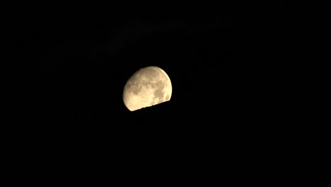 Moonset-detrás-de-las-montañas-por-la-noche