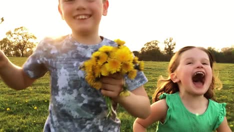 Los-niños-pequeños-riendo-y-jugando-durante-la-pausa-de-Pascua