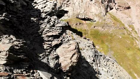 Luftaufnahme-von-strukturierten-Gesteinen-mit-zerbröckelnden-Trümmern.-Kellergestein.