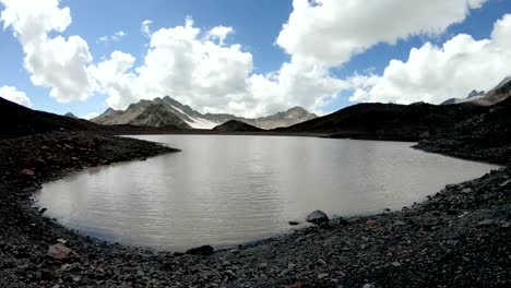 Timelapse-Schlucht-Klippen-und-Bergsee-mit-beweglichen-Himmelsschatten