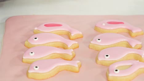 Decoración-de-galletas-de-azúcar-de-Pascua-con-glaseado-real.