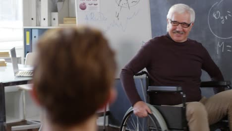 Behindertenlehrer-Smiling-beim-Eintritt-in-den-Klassenraum