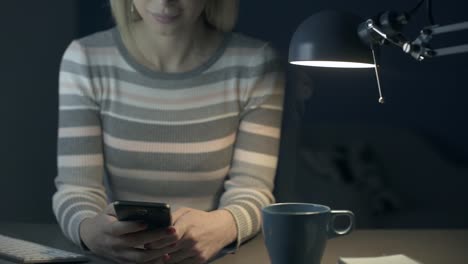 Mujer-charlando-con-su-teléfono-a-altas-horas-de-la-noche