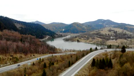 Bergsee-bei-bewölktem-Wetter-von-der-Drohne-entfernt.-Schöne-Herbstlandschaft-mit-Wald-und-Bergen.