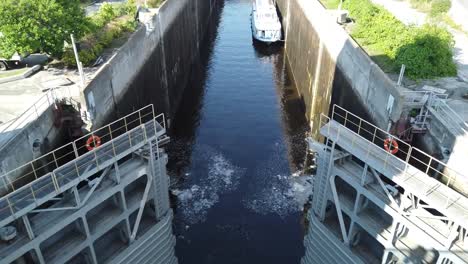 La-puerta-de-entrada-se-abre-para-dejar-pasar-la-nave.-Puerta-de-entrada-de-la-central-hidroeléctrica-de-Kiev.