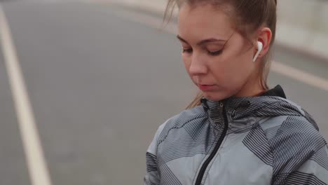 Jogger-Femenino-Usando-Tecnologías