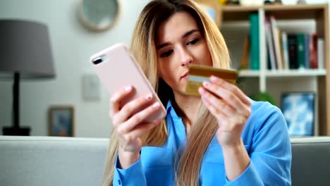 Mujer-joven-sosteniendo-tarjeta-de-crédito-y-usando-el-teléfono-inteligente.-Concepto-de-compras-en-línea,-pago-fácil-con-dispositivo-móvil-digital