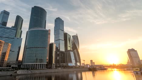 Moskau-Russland-Zeitraffer-4K,-Stadt-Skyline-Sonnenaufgang-Zeitraffer-im-Business-Center-Viertel-und-Moskau-Fluss