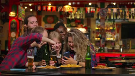 Jóvenes-alegres-tomar-selfie-con-teléfono-inteligente-negro,-tomar-fotos-para-recuerdos-dulces,-concepto-de-la-vida-cotidiana-con-gadgets