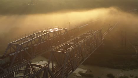 Puente-ferroviario-de-hierro-al-amanecer-en-la-niebla