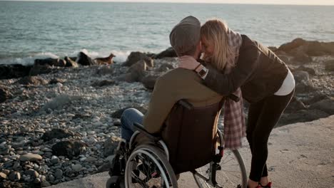 Behinderter-Mann-mit-Freundin-am-Meer