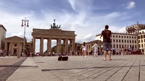 tourists-at-brandenburger-tor,-berlin-in-the-summer