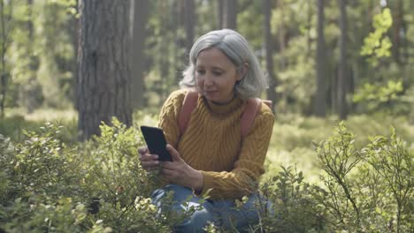 Senior-Woman-Making-Fotos-von-Büschen