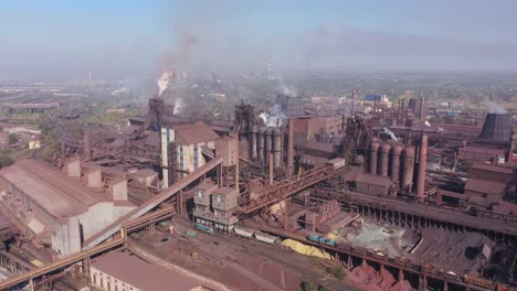 Luftaufnahme-von-Hochöfen.-Smog-in-der-Stadt