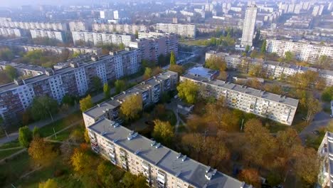 Vista-aérea-de-otoño-a-la-zona-residencial-en-Járkov,-Ucrania