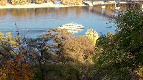 Dnieper-en-Kiev-en-un-día-de-otoño.