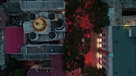 Top-down-Luftaufnahme-der-orthodoxen-Kirche-in-Odessa-am-Abend.