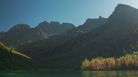 Morgenansicht-des-Kardyvacher-Bergsees-mit-Herbstwald-am-Seeufer