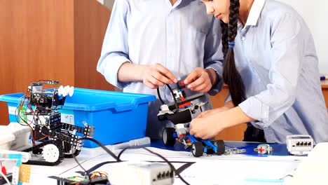 Glückliche-Kinder-lernen-Programmieren-mit-Laptops-in-außerschulischen-Klassen