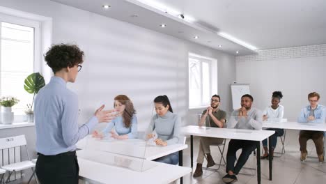 College-Lehrer-instrukiert-Schüler-vor-dem-Üben-auf-AR-Touchscreen-Geräten