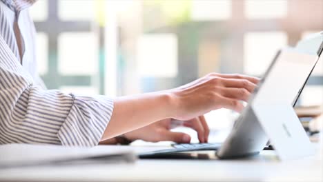 Closeup-junger-Mann-arbeitet-mit-Tablet-Computer.