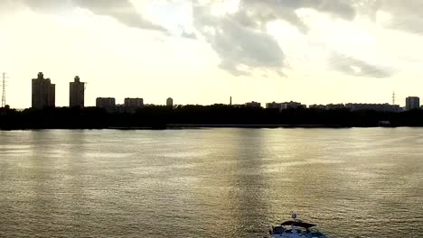 Schießen-Vogelauge.-Fliegende-Drohne,-die-langsam-über-blauem-Wasser-fliegt.-Schönes-Hotel-am-Ufer-des-Flusses.-Yacht-dock.4k-Auflösung.-ruhig