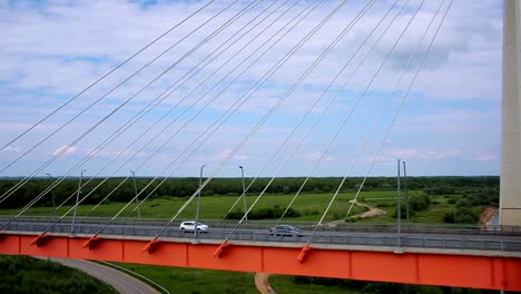 Aerial-Shot-Autos-fahren-auf-der-Brücke-über-den-Fluss