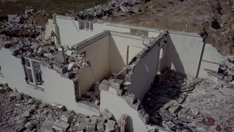 Ruinas-de-una-pequeña-casa-blanca-situada-en-el-pueblo.-Ve-desde-arriba