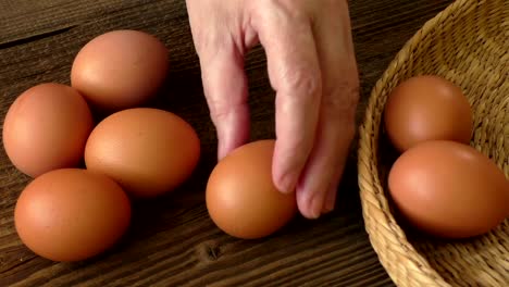 Ei-in-einem-Korb-auf-Holztisch-braun,-Huhn-Ei