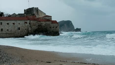 Castillo-gris-bañada-por-aguas-del-mar-en-día-de-otoño