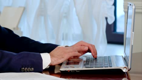 Businessman-is-typing-on-laptop-computer