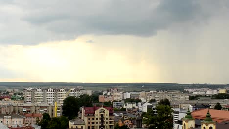 Ciudad-y-las-nubes.-Ivano-Frankivsk,-Ucrania.