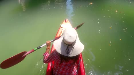 Top-Angle-View-Of-Woman-In-Lagune-Actionkamera-POV-des-Mädchens-Paddeln-im-Kajak-Boot-Kajak