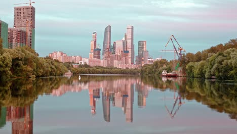 Hyperlapse-Blick-auf-die-Stadt-Moskau-vom-Boot