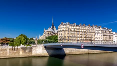 Hyperlapse-timelapse-Sena-y-Notre-Dame-de-París-es-uno-de-los-símbolos-más-famosos-de-París