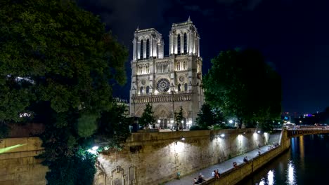 Nacht-Ansicht-von-Notre-Dame-de-Paris-Timelapse-Hyperlapse,-Frankreich