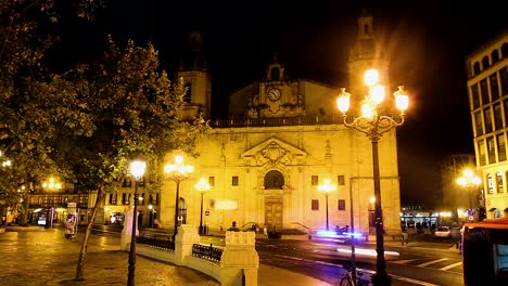 Estilo-de-vida-contemporáneo-junto-a-la-iglesia-de-San-Nicolás-de-Bari-de-Bilbao,-timelapse