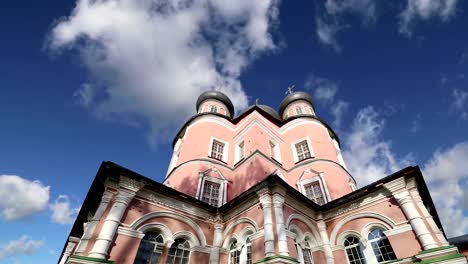 Donskoy-Monastery.-Medieval-Russian-churches-on-the-territory----monastery-was-established-in-1591-and-used-to-be-a-fortress.-Moscow,-Russia