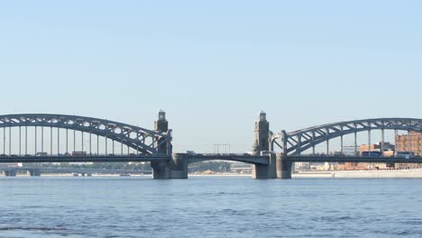 Peter-the-Great-Bridge-on-the-Neva-river-in-the-summer---St-Petersburg,-Russia