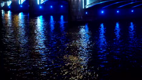 Schöne-historische-Brücke-über-den-Fluss-in-einer-europäischen-Großstadt-bei-Nacht-Tilt-up.