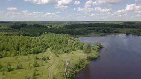 Luftaufnahme-des-Dammes.-Der-breite-Fluss-wird-schmal.