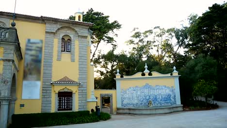 Schöne-Gebäude-geschmückt-mit-Bildern-aus-blauen-Fliesen,-Tourismus-in-Portugal