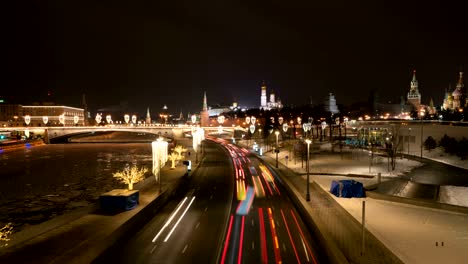 Kreml-und-Roter-Platz-Blick-in-der-Nacht-von-Soaring-Brücke-im-Zarjadje-Park