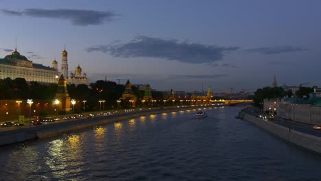 Russland-Sonnenuntergang-Nacht-Zeit-Moskau-Kreml-Mauer-Fluss-Brücke-Panorama-4k