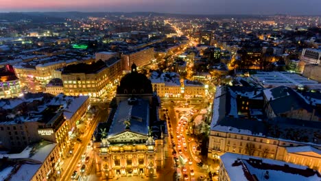 Antena-vieja-ciudad-Lviv,-Central-parte-de-la-vieja-ciudad.-Ciudad-Europea.-Ópera-de-Lviv.-Ucrania.