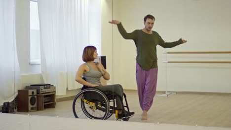 Mujer-parapléjico-en-silla-de-ruedas-toma-lección-de-baile