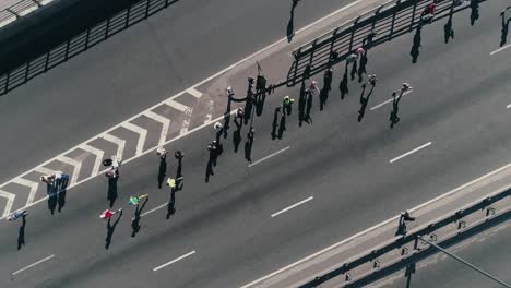 Fooage-aérea-drone-de-4K.-Maratón-de-correr-en-la-calle.-Grupo-de-apoyo.-Gire-la-cámara.-Vista-superior