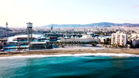 Vista-superior-de-la-ciudad-moderna-por-el-mar.-Stock.-Hermosa-ciudad-en-la-playa-en-un-día-soleado