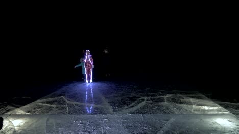 La-familia-es-noche-de-patinaje-sobre-hielo,-hacer-selfie.-Madre,-padre,-hija-e-hijo-a-caballo-juntos-en-el-hielo-en-las-grietas.-Diversión-de-invierno-al-aire-libre-para-clima-agradable-deportista.-Personas-en-patines-de-hielo.