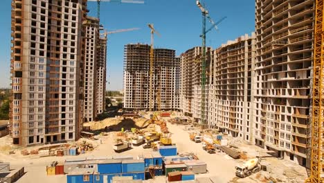 Bau-von-Häusern.-Drohne-fliegen-über-Baustelle-mit-Turmdrehkranen